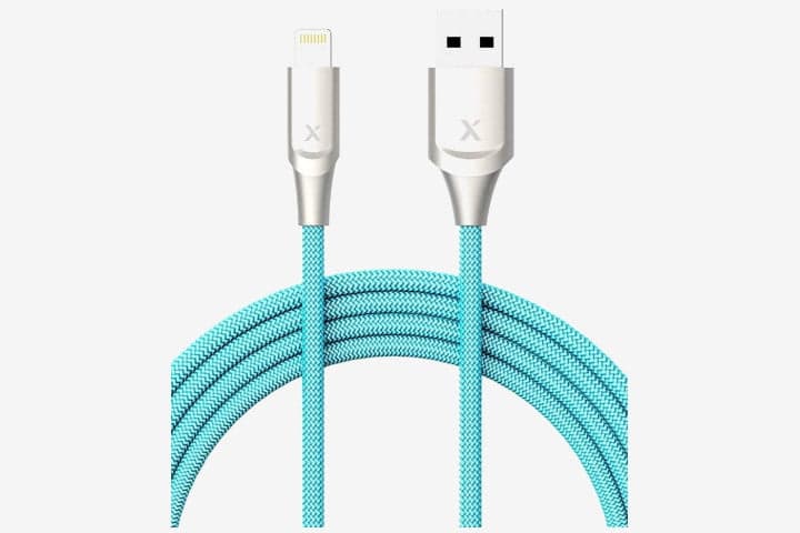 La foto muestra un cable Lightning de Xcentz para el iPhone 11 en azul