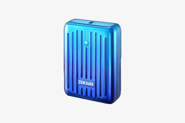 Imagen de un Zendure SuperMini Power Bank azul brillante para cargar teléfonos móviles y otros dispositivos