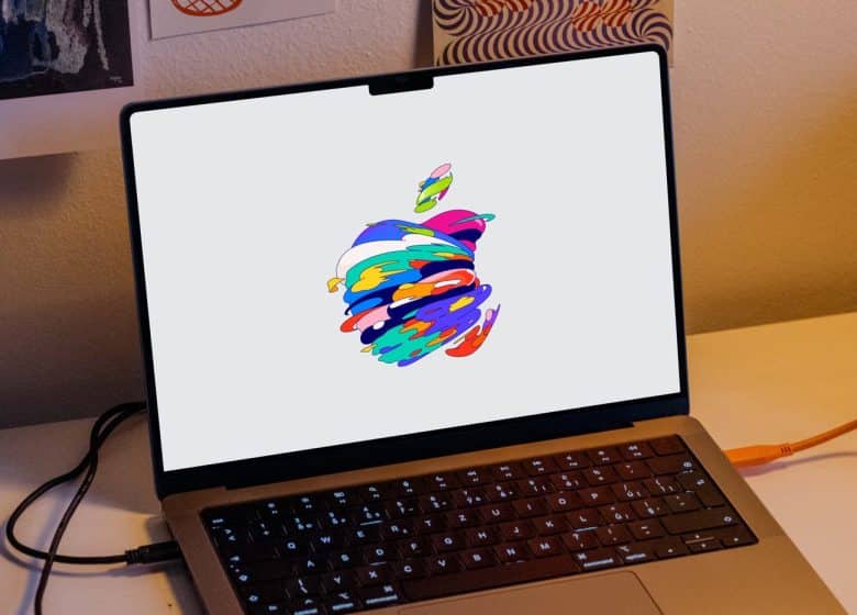 Fond d'écran MacBook avec fond gris et logo pomme croquée multicolore