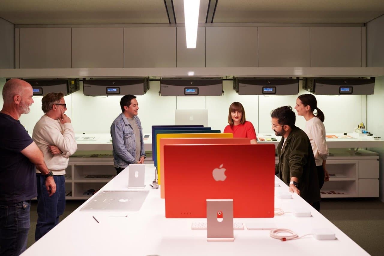 Evans Hankey (tapa roja, detrás de iMacs) dirige una discusión de diseño en Apple Park